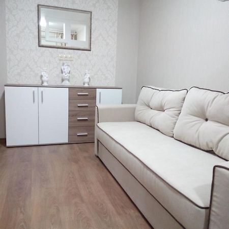 Two-Bedroom Apartment In The Center Хмельницький Екстер'єр фото